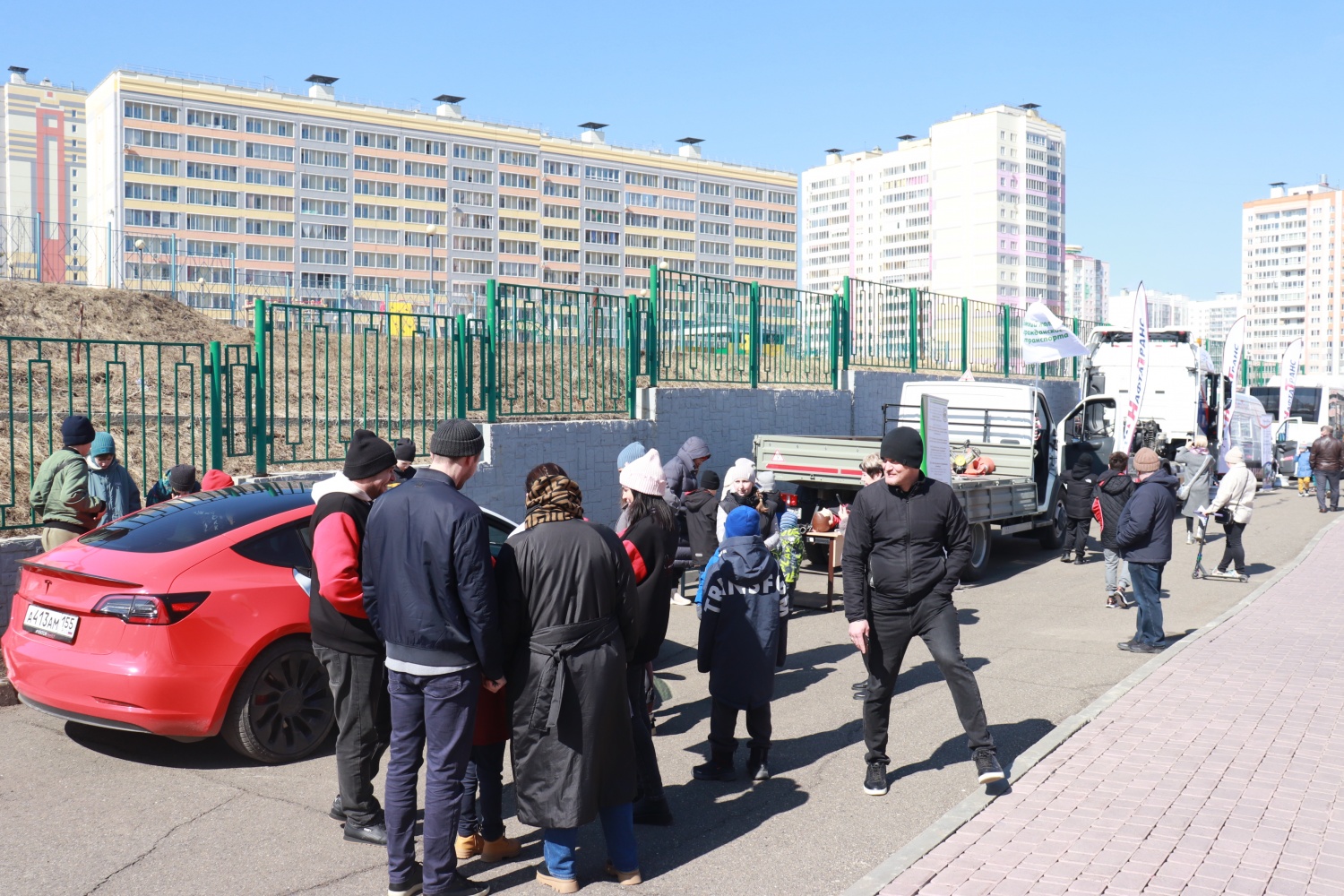 Больше десятка единиц техники замечено на территории одной из школ в минувшую субботу: Праздник транспорта прошел в Томске