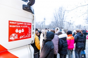 Деды Морозы на праздничных грузовиках посетили детские дома Волгограда